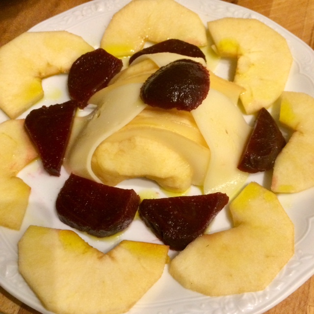 caprese mela e provola con bababietole